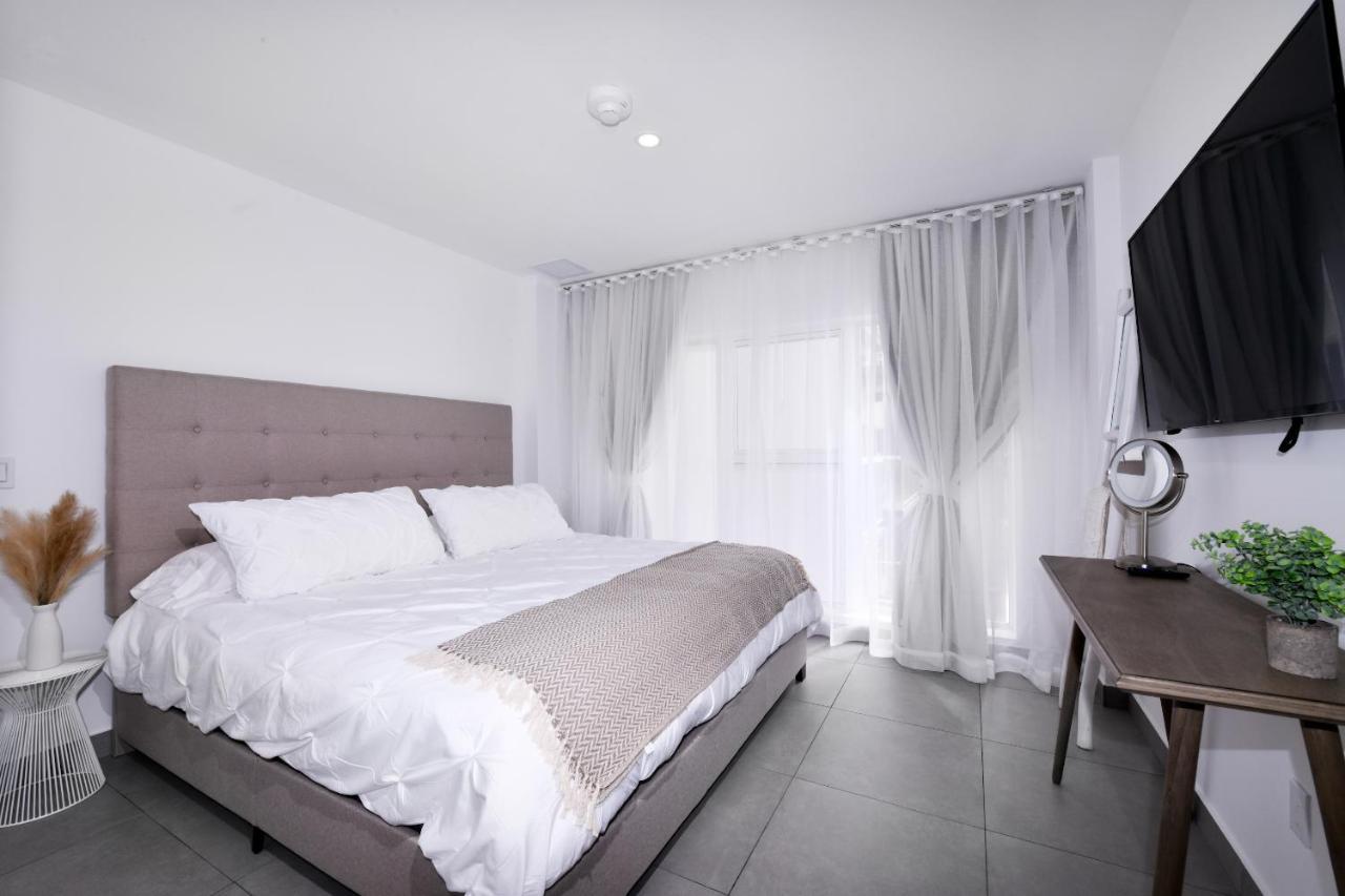 Stylish Luxury Condo, Central Location, Ocean View, Pool, Gym Oranjestad Exterior photo
